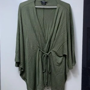 Kimono - Kimono med spänne säljes i nyskick. Storlek S/M. Passar även som xs.