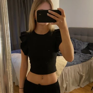 Topp Zara - Svart fin topp från Zara i storlek S. Säljer den pga att den ej kommer till användning. Den är i väldigt bra skick. Köpt för 119kr men säljer för 60kr.