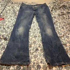 Lågmidjade jeans - Lågmidjade vida jeans! Midja 85 innerbenslängd 108