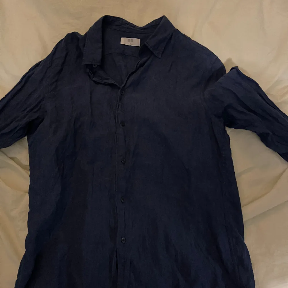 Super snygg Uniqlo Skjorta. Säljer eftersom den är för liten. Det är bara att messa om man har några funderingar. . Skjortor.