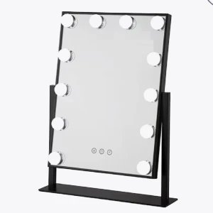 Sminkspegel - Helt ny oöppnad sminkspegel i färgen svart, säljer då jag råka köpa dubbelt. Den har tre olika ljus inställningar med kallt varmt och ”vanligt” ljus. Den går även att dimra.  Köpt för 700kr säljer för 400kr 