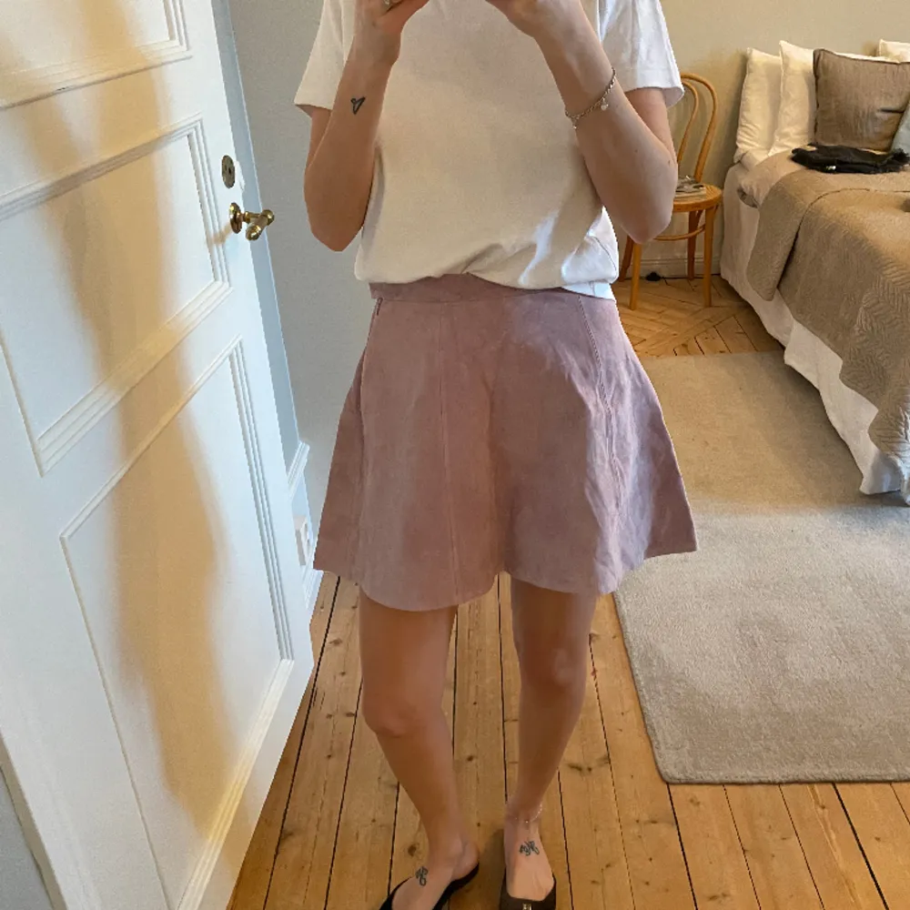 Söt kjol i äkta mocka från Never denim (bikbok gamla premium avdelning). Färgen är ljuslila/rosa. Mycket fint skick, knappt använd. . Kjolar.