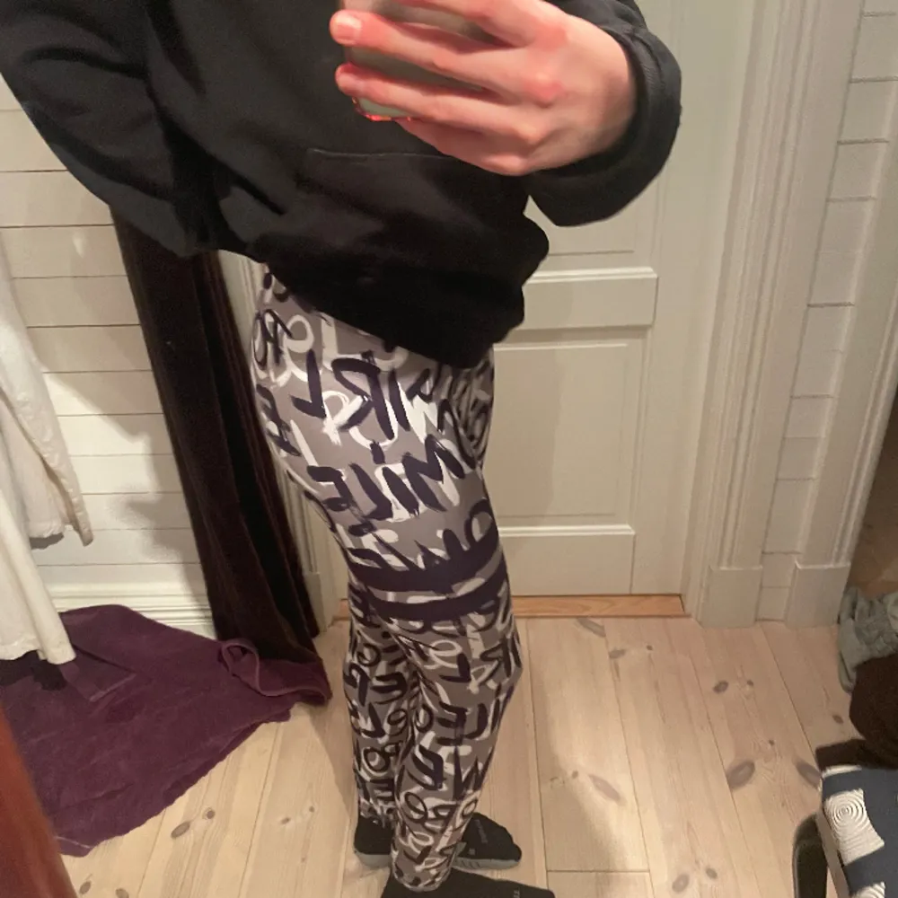 Tights från stronger i fint skick. Går inte längre att köpa på Strongers hemsida. Nypris 700kr. Jeans & Byxor.