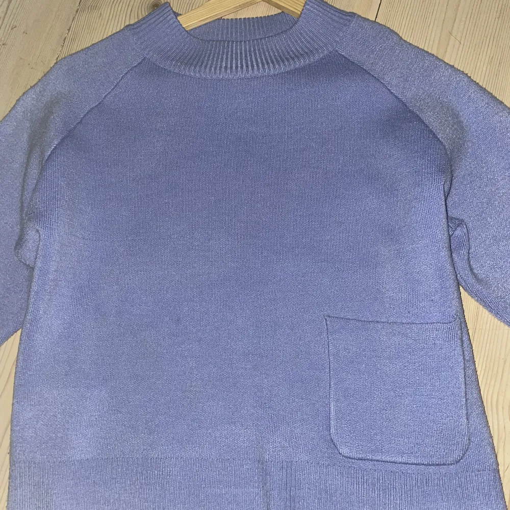 Lite kortare stickad tröja i en jättefin blå färg från Carin Wester. Den är lite nopprig men det är knappt märkbart. Fickan går att sprätta bort om man vill. Säljer för att den är för liten för mig. Hör av dig om frågor eller funderingar!. Tröjor & Koftor.