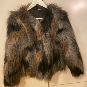 Pälsjacka  - Säljer min fina pälsjacka från HM! Den är i mycket bra skick. ❤️