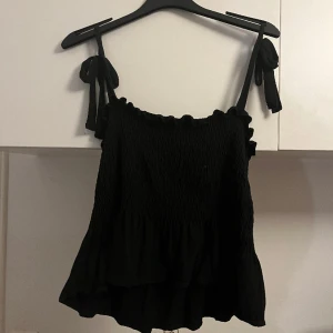 Svart linne  - Säljs då den inte kommer till användning, i använt men fint skick. I storlek M, köparen står för frakten!