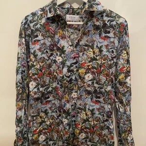 Eton skjorta - Säljer min Eton skjort i bra skick. Knappt använd. Nypris 1700kr Storlek 40 passar M Skriv om du har några fler frågor!