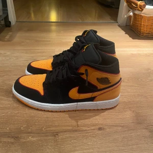 Jordan 1 mid - Säljer mina jordans då dom var för små för mig. Har använt dom 3 gånger så dom är nästan som nya. Nypris=1700kr