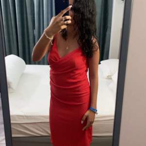 Super snygg röd klänning, perfekt till sommaren i storlek xs/s , använd en gång! 