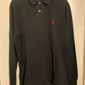 Ralph Lauren Rugby Tröja  - Ralph Lauren Rugby Tröja i fint skick | Storleken är M men kan passa mindre L | Färg Svart | Pris 449kr | Skriv för frågor eller annat. (Kolla min profil för ytterligare feta kläder, kan lösa paketpris)