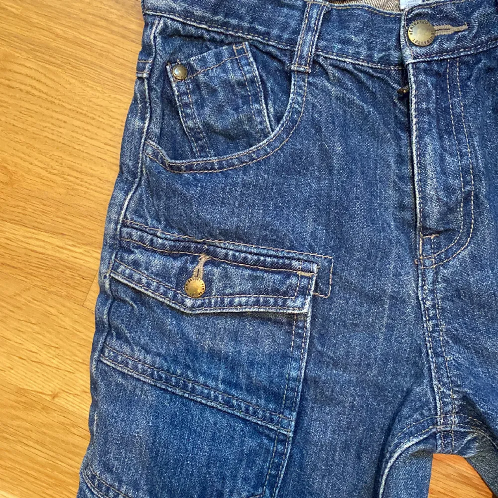 Säljer dessa jeans jätte snygga jeans ❣️super bra skick! Storleken är 162/14 år mfn passar som Xxs också💗skicka om ni har några frågor!💕. Jeans & Byxor.