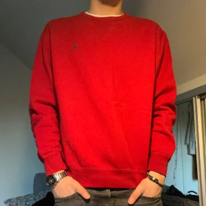 Ralph lauren tröja - köpte den i augusti och har endast använt den max 2 gånger. vädligt fint skick och är som en helt ny tröja skulle jag säga, köpt för 1500kr på careofcarl. Färgen e jävligt najs och den sitter väldigt bra. eftersom den är som nt säljs den för 1000kr