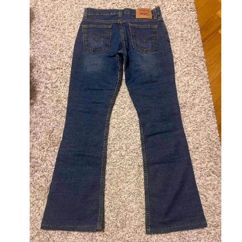 Säljer dessa supersnygga lågmidjade bootcut jeans från Levis i modellen 518💗 De har midjemåttet 36cm, innerbenslängden 70cm och totallängden 92cm 💗 De är för små för mig så har ingen bild med de på men rekommenderar att söka upp modellen 518 för bild. Jeans & Byxor.