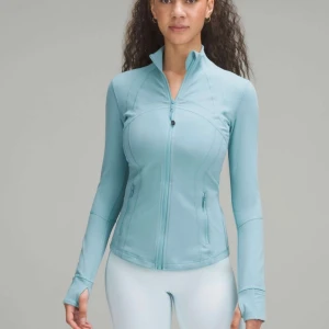 Lululemon  - Intressekoll! Säljer min fina Lululemon jacka. Endast använd en gång så inga tecken på använding! Fick i julklapp. Storlek 2 så passar Xs/S. Slutsåld överallt!