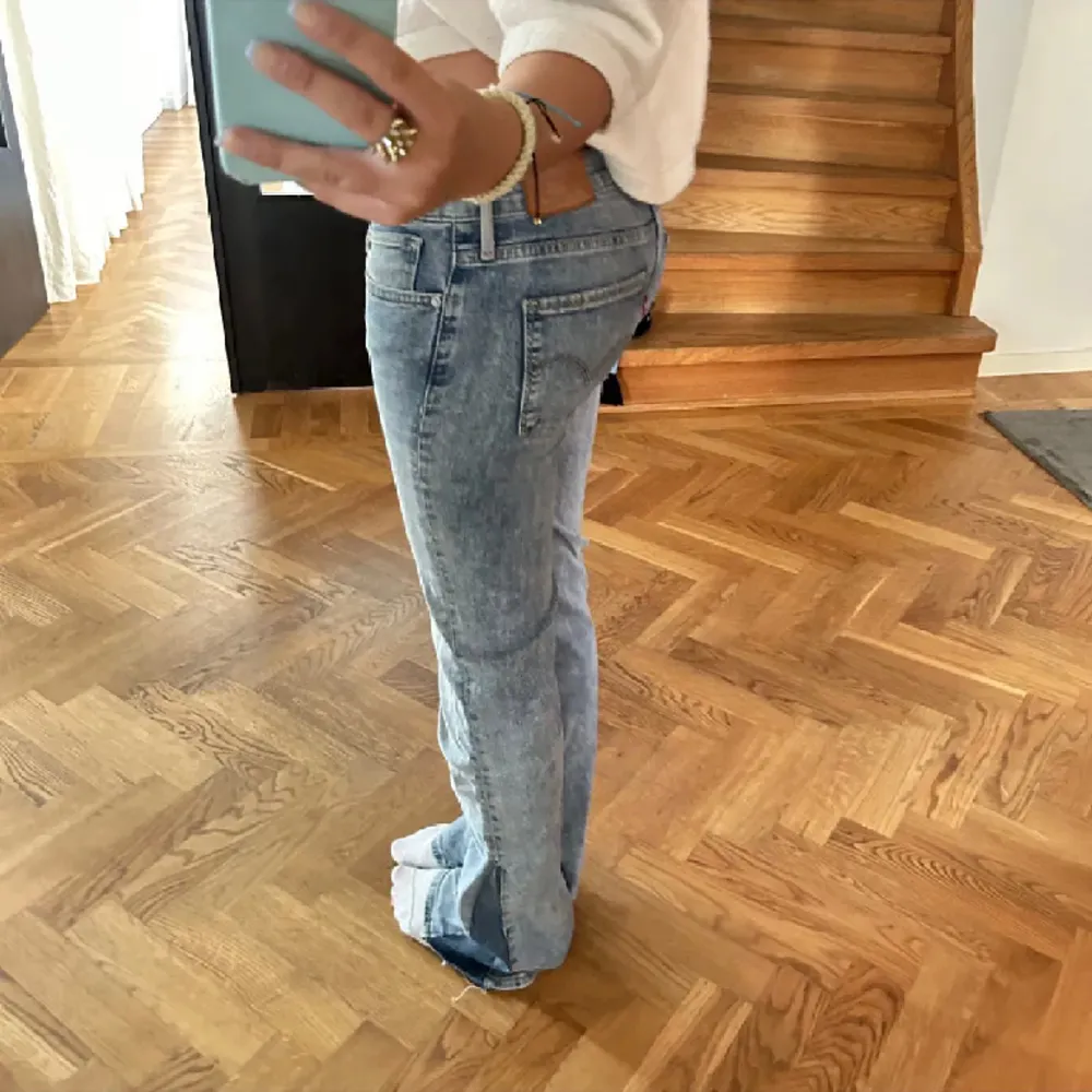 Så snygga Lågmidjade jeans med super cool slits (se bild 2) väldigt unika💗. Jeans & Byxor.