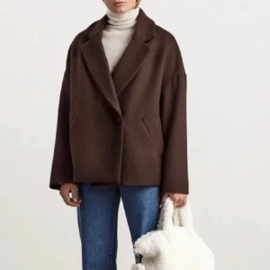 Lindex jacka st.XS - Säljer nu min superfina jacka från Lindex i storlek XS då den tyvärr inte kommer till användning. Den är i väldigt fint skick. Nypris 999kr.