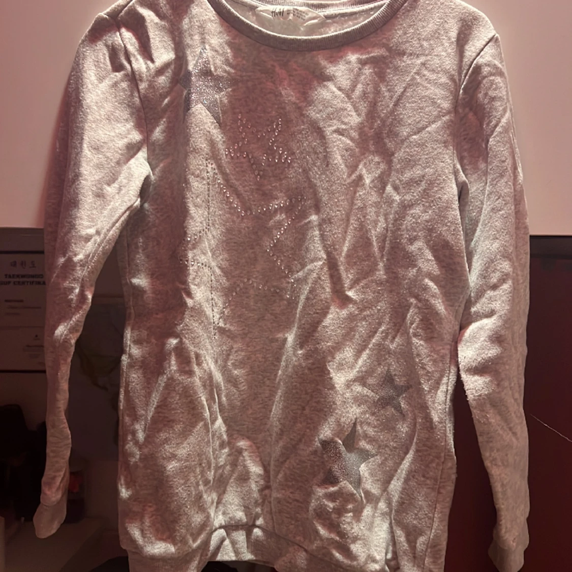 Tjock tröja med silvriga sjänor 