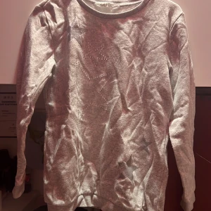 Tjock tröja med silvriga sjänor  - Använd några gånger ser som helt ny ut men bara lite skrynklig