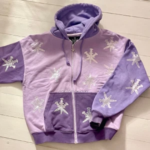Unisex Unknown Rhinestone Hoodie - Limited edition, lila rhinestone hoodie från street-märket Unknown. Sjukt snygg men kommer inte till användning…   Nypris 1700 kr  Unisex + oversized så passar stl S på en kille och S/M på en tjej men beror så klart på hur man vill att den sitter! :)
