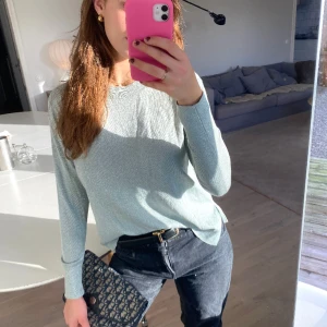 Turkos-glittrig långärmad  - Säljer min såå fina turkos/grön glittriga topp med långärm! Köpt i London på H&M och använd 1 gång! Sååå snygg till vita jeans💚💙🤍✨