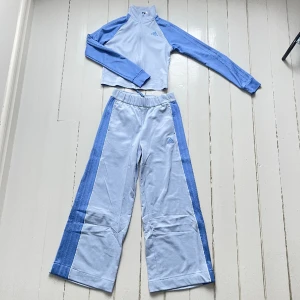 Blå Adidas tracksuit i stl XS - Ljusblå Adidas tracksuit i stl XS. Sjukt snygg och i nyskick. Finns inte att köpa i butik längre. 