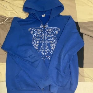 Zip tröja! - En mycket fin hoodie/ huvtröja som är använd väldigt sparsam med skick 9/10 då den ändå är lite använd. Säljer den nu då jag inte använder den längre. Är en storlek M men passar mig som är mellan storlek S och M!