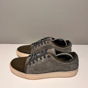 Lanvins - Säljer ett par snygga lanvins i storlek UK8 (EU42), cond 8/10 lite heeldrag och smutsig sula annars bra skick! Tillkommer endast skor!