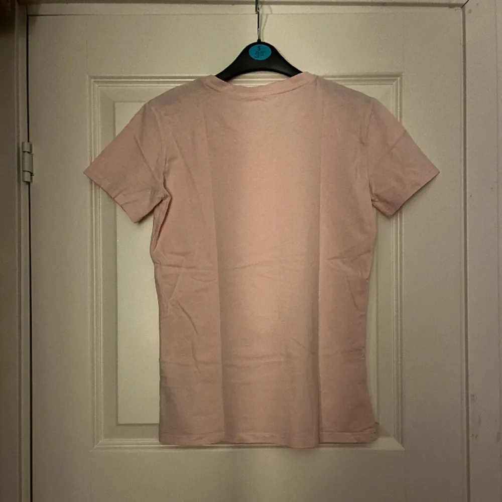 Supersöt ljusrosa t-shirt ifrån guess i väldigt bra skick. Knappt använd då den tyvärr är lite tajt på mig💗. T-shirts.