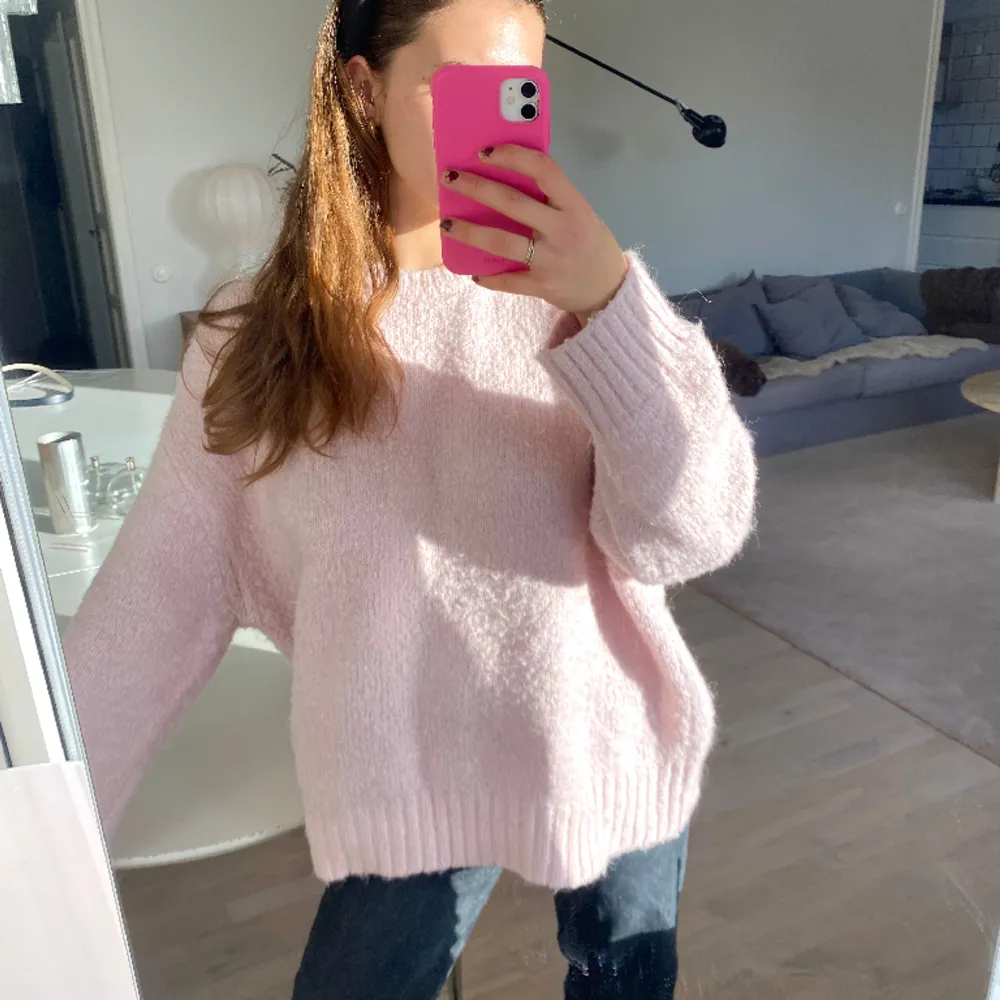 Säljer min sååå underbart, fina, rosa stickade tröja som jag köpt i Köpenhamn på zara💖💖💖 så fin till jeans nu i vår . Tröjor & Koftor.