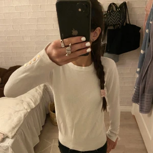 Zara tröja  - Vit fin tröja från Zara, säljer pga att jag har en likadan ❤️‍🔥 