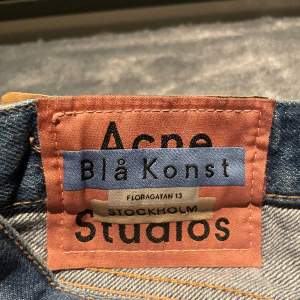 Blåa Acne Studios jeans i gott skick.  Nypris: 2200kr Pris: 399kr Storlek: 29/30 Tryck på ”Köp Nu” för att köpa  Ganska Baggy, herr  