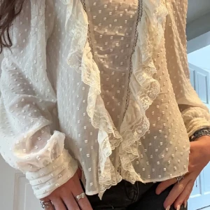 Zara blus  - Super fin zara blus som inte tillverkas längre. Bra sick.  Tryck på köp nu om du vill köpa 💗