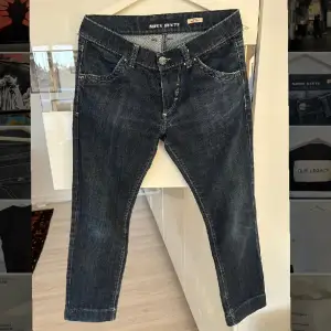 Stilrena lågmidjade jeans från Miss Sixty gjorda i Italien, med många snygga detaljer i metall. Väldigt gott skick utan några skador för att vara från 00-talet! Storlek 32, midjemått 41cm, innerbenslängd 72,5cm. Kan mötas i Sthlm!