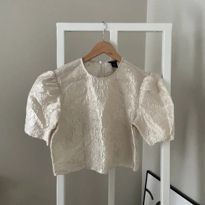 Blus - Super gullig blus med puffärmar från Lindex!