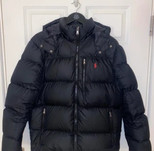 Ralph lauren jacka - Ralph lauren puffer jacket i strlk m. Den är inte använd alls mycket och i perfekt skick. Pris kan diskuteras.