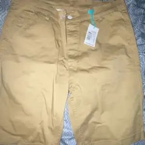 Helt nya khaki sweetsktbs shorts aldrig använda tag på, size 34 perfekt till sommaren ny pris 349 säljer för 250