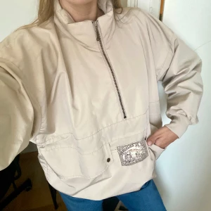 Beige jacka från Brund Denmark - Tunn vårjacka från Brund Denmark. Som ny i skicket!