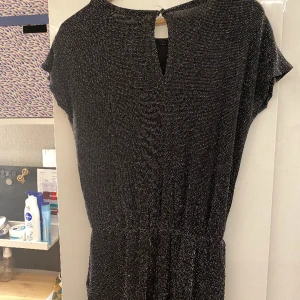 One pise  - One pise från Cubus med fickor den är ganska glittrig. Storlek 158-164 ( ålder 13-14 ) priset kan diskuteras 