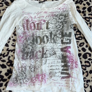 fin y2k tröja - Vit y2k tröja, coolt tryck med små guldiga stenar på. coola ärmar och rygg 