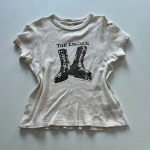 Tshirt - Beige / vit tshirt från Brandy Melville 💕