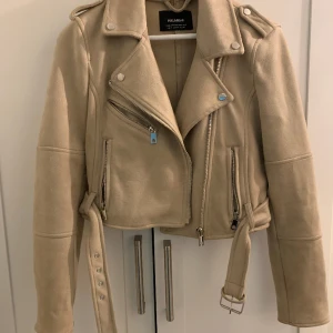 Beige Mockarjacka  - Säljer en beige mockajacka, bara använd en gång. Den är snygg och i toppskick. Jag gör plats i garderoben och behöver göra mig av med några plagg.