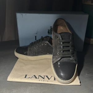 Lanvin - ja 🙌🏻 säljer nu dessa lanvinsen i den eftertraktade färgen elefantgrå. Uk: 6 passar 41-42. Nypris 4350kr mitt pris 2300.🤝🏻😜 tveka inte på att höra av er vid frågor eller funderingar 🏖️🏆