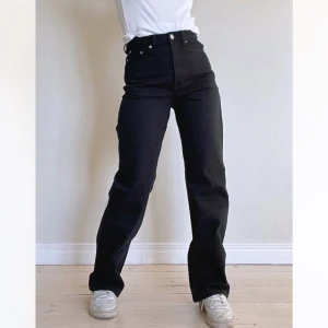 Weekday Rowe jeans  - Jeans i modellen rowe från weekday. Strl W25. Midjemått: 65 cm, Innerbenslängd: 75 cm. Använda 1 gång så i nyskick.  Se även mina andra annonser, 3 för 2 på allt! 💫