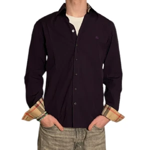 Burberry skjorta - Väldigt bra skick i storlek M, unik och väldigt snygg färg. Pris går att diskuteras. Kom privat ifall du vill ha fler bilder.