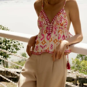 Zara topp - Säljer min jättefina zara topp då den inte passade! Helt ny med lappen kvar. Skriv vid intresse!