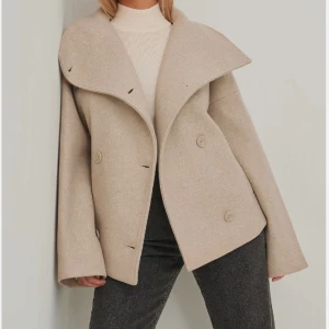 Beige kappa - Säljer denna fina kappan! Väll använd o finns lite defekter men ananrs i bra skick!❤️