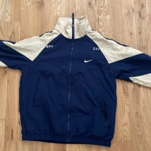 Nike X CaveMPT Jacka - Storlek M, Helt ny. Tags finns.