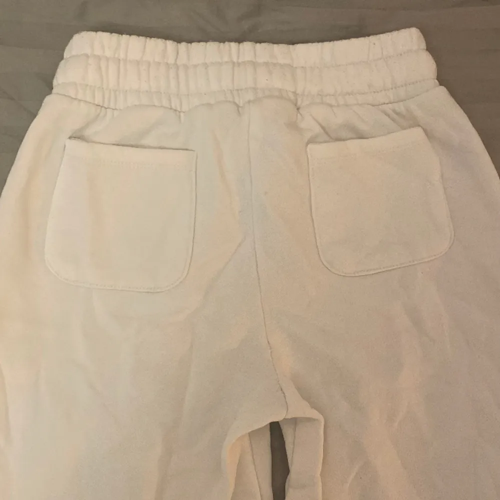 Vita mjukisbyxor med fickor bak från lager 157🤍  . Jeans & Byxor.