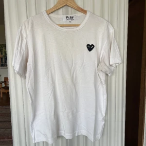 CDG T-SHIRT - Fin t-shirt som passar till det mesta. 