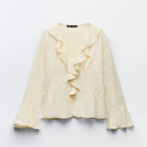 Beige blus 🩵 - Säljer denna då den ej passar mig. Prislappen finns kvar och köptes nyligen, inga defekter. Skriv om du vill ha fler bilder 💘💘